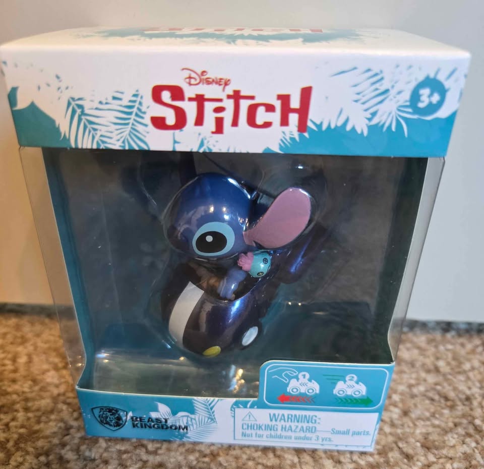 Stitch Zoom Hero window box - Stitch on blue car